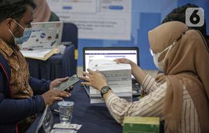 Petugas melayani wajib pajak yang melaporkan SPT tahunan di KPP Pratama Jakarta Tanah Abang Tiga, Jakarta, Kamis (31/3/2022). Layanan e-Filing melalui website Dirjen Pajak melayani penyampaian SPT tahunan orang pribadi yang menggunakan formulir 1770 SS, 1770 S, dan 1770. (Liputan6.com/Faizal Fanani)