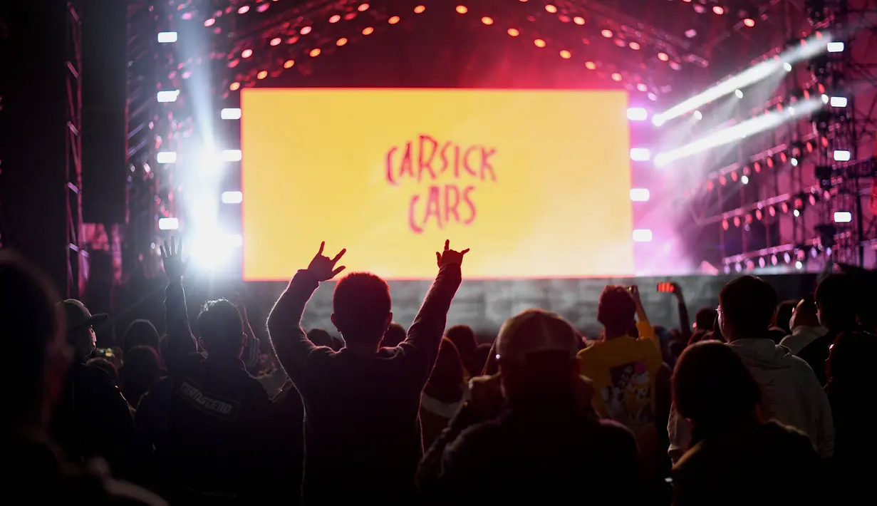 Orang-orang mendengarkan sebuah band yang tampil pada Festival Musik Rye selama dua hari di Beijing pada 18 Oktober 2020. (Photo by Noel Celis / AFP)