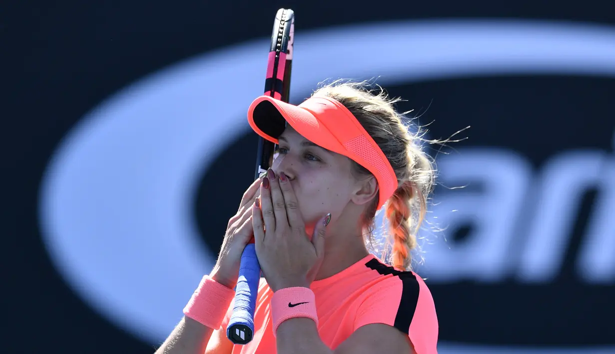 Tangan dengan cat kuku emas milik petenis Kanada, Eugenie Bouchard saat berselebrasi setelah mengalahkan petenis Prancis Oceane Dodin pada gelaran turnamen tenis Australia Terbuka 2018 di Melbourne, Selasa (16/1). (AFP PHOTO / SAEED KHAN)