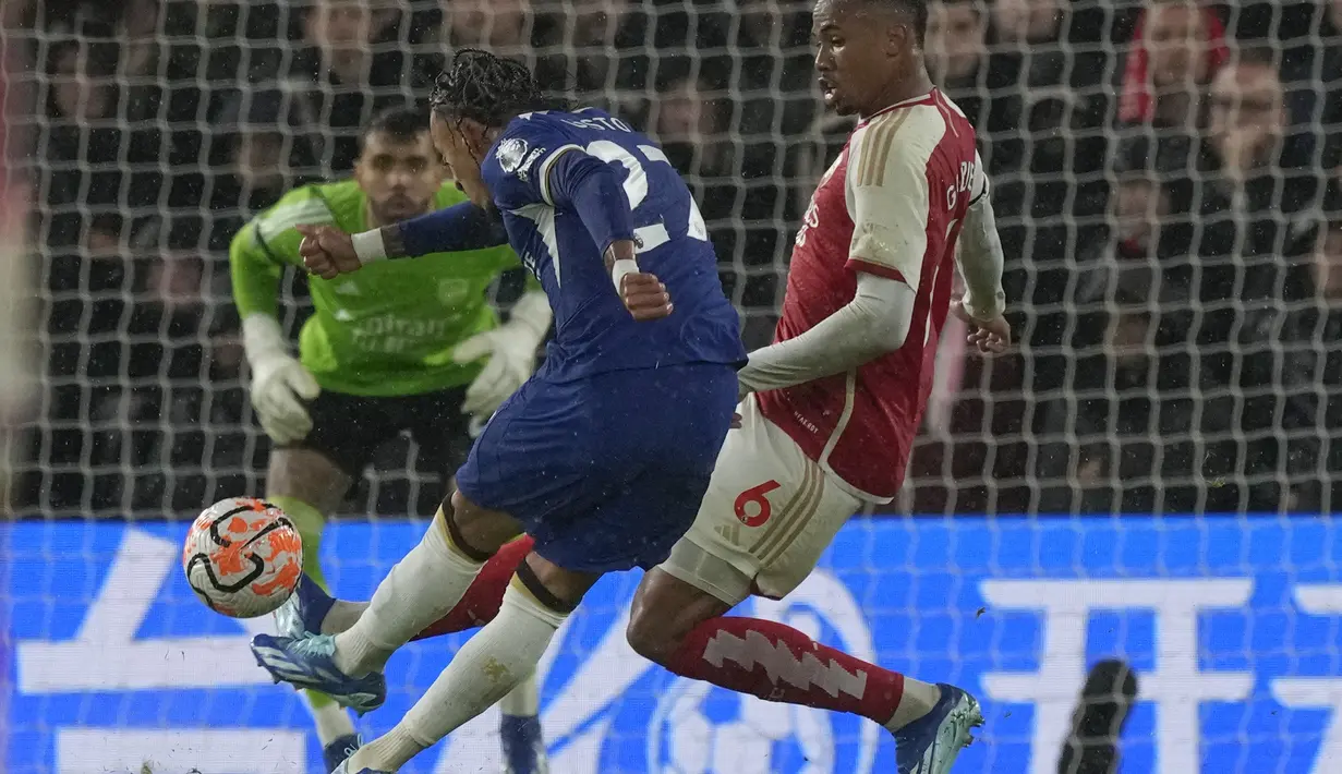 Sementara itu, Arsenal tetap tak terkalahkan, dan sekarang memiliki 21 poin (M6 S3 K0) di papan atas. (AP Photo/Frank Augstein)