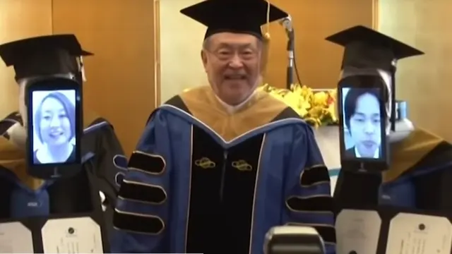 robot wisuda