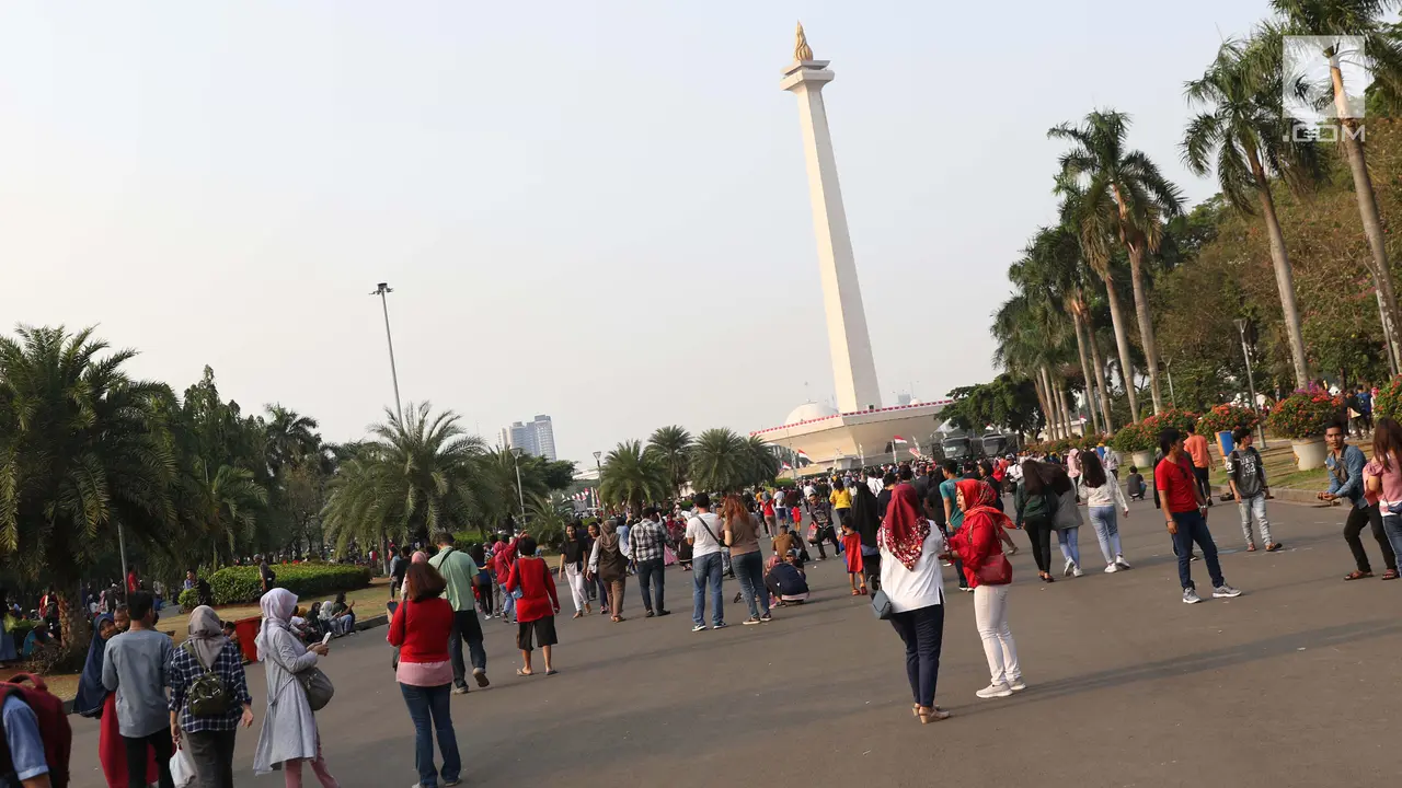 Libur Perayaan HUT ke-74 RI Warga Padati Kawasan Monas