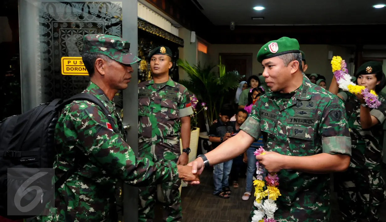 Waasops Kasad Brigjen TNI Eko Margiyono (kanan) saat menyambut kedatangan kontingen AASAM di Bandara Soetta, Banten, Senin (23/5/2016). TNI AD menjadi juara umum dengan meraih 23 dari 50 medali emas yang diperebutkan (Liputan6.com/Helmi Fithriansyah)