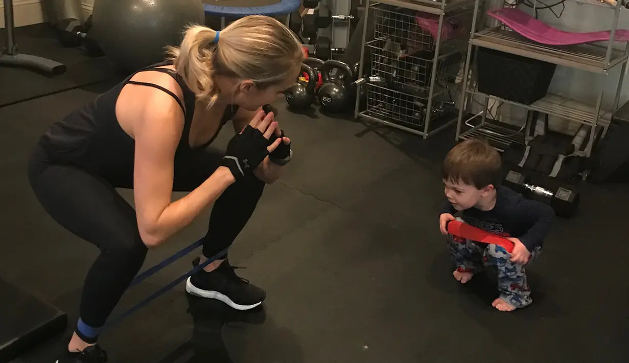 Lima bulan usai menyembunyikan 50 jahitan di wajahnya, Carrie Underwood pun keluar dari persembunyian. (instagram/carrieunderwood)