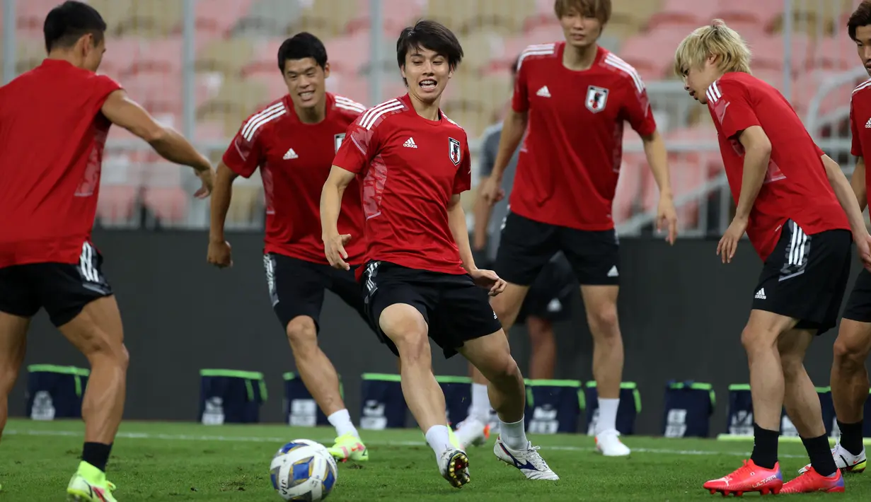 Para pemain Jepang saat mengikuti sesi latihan tim di Stadion King Abdullah Sport City di Jeddah (6/10/2021). Jepang akan bertanding melawan Arab Saudi pada grup B Kualifikasi Dunia Qatar 2022. (AFP Photo)