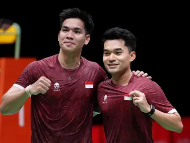 Ganda putra Indonesia Leo R. Carnando (kanan) dan Daniel Marthin (kiri) berpose setelah mengalahkan ganda China Liu Yi dan He Ji Ting dalam final bulu tangkis beregu putra pada Asian Games di Ichinomiya City, Jepang, Kamis (24/9/2026). (AP Photo/Aaron Favila)