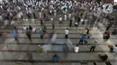 Jemaah melaksanakan ibadah salat Jumat di Masjid Agung At-Tin, Jakarta, Jumat (5/6/2020). Sejumlah masjid di Jakarta menggelar salat Jumat karena sudah memasuki masa PSBB transisi menuju new normal. (merdeka.com/Imam Buhori)