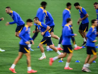 Para pemain Inter Milan melakukan pemanasan selama sesi latihan di Stadion Wankdorf, Bern pada 22 Oktober 2024. (Fabrice COFFRINI/AFP)