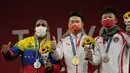 Medali emas dan perak diraih oleh lifter yang berlomba di Grup A. Emas direbut lifter Cina, Shi Ziyong dengan total angkatan 364 kg dan perak diraih lifter Venezuela, Juio Mayora dengan total angkatan 346 kg. (Foto: AP/Luca Bruno)