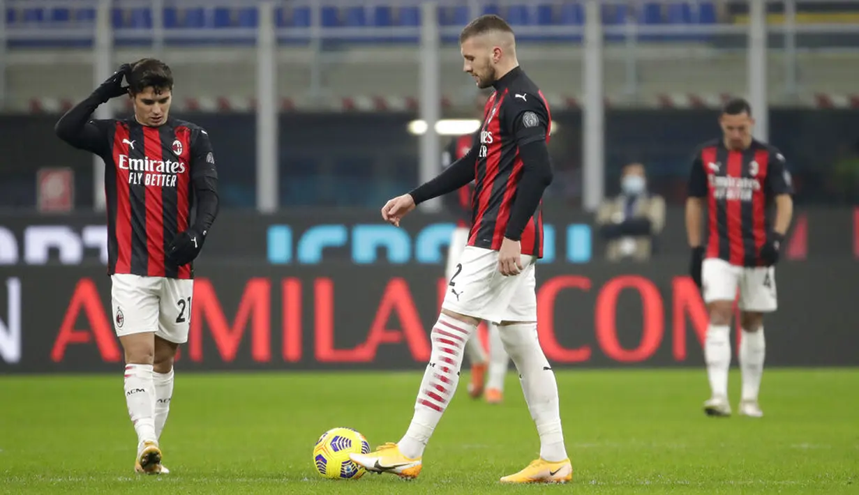 Ekspresi pemain AC Milan Brahim Diaz (kiri) dan rekan setimnya Ante Rebic usai pemain Parma Hernani mencetak gol ke gawang mereka pada pertandingan Serie A di Stadion San Siro, Milan, Italia, Minggu (13/12/2020). AC Milan masih puncaki klasemen usai imbang 2-2 lawan Parma. (AP Photo/Luca Bruno)