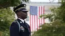 File foto 11 September 2019 ini, seorang anggota Pengawal Tua Angkatan Darat AS berdiri di halaman National 9/11 Pentagon Memorial sebelum upacara dalam rangka memperingati 18 tahun serangan 11 September di Pentagon di Washington.  (AP Photo/Patrick Semansky)