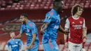 Striker Olympiakos, Youssef El-Arabi (kiri) melakukan selebrasi usai mencetak gol ke gawang Arsenal dalam laga leg kedua babak 16 besar Liga Europa 2020/2021 di Emirates Stadium, London, Kamis (18/3/2021). Olympiakos menang 1-0 atas Arsenal. (AP/Matt Dunham)