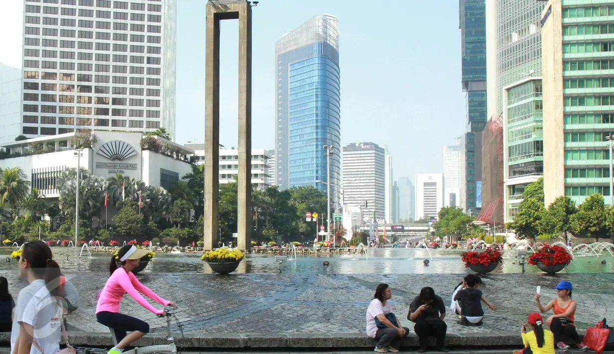 Penampakan Car Free Day di Bundaran HI, Jakarta, Minggu (21/6). Pada Bulan Puasa ini suasana di CFD sepi pengunjung dikarenakan sebagian umat muslim menjalankan ibadah puasa. (Liputan6.com/Herman Zakharia)