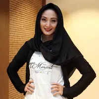 Air mata Della kembali mengalir saat hadir dalam konferensi pers Surga Menanti. Lantunan ayat-ayat suci Alquran yang dibawakan oleh tuna netra dengan baik dan merdu, membuat Della tak kuasa menahan air matanya. (Nurwahyunan/Bintang.com)