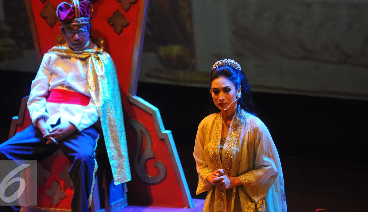Happy Salma memainkan adegannya saat pementasan teater Kebangsaan Tripikala di Tim, Cikini, Jakarta, Senin ( 23/1). Sejumlah seniman dan aktris turut ikut mementaskan teater tersebut. (Liputan6.com/Angga Yuniar)
