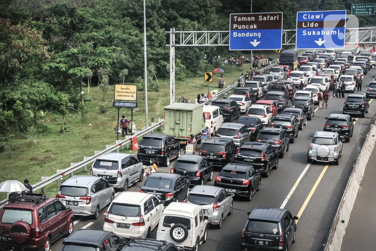 FOTO: Ribuan Kendaraan Arah Puncak Terjebak Penutupan Sistem One Way