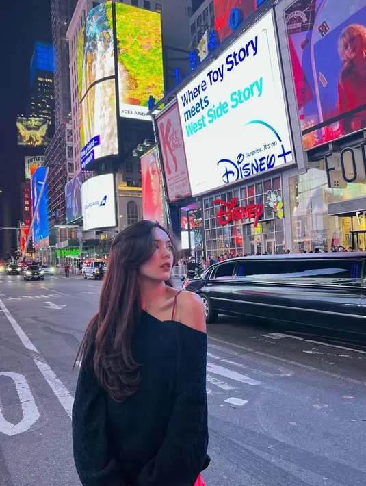 Potret saat Beby Tsabina berada di Time Square New York. Mengenakan sweater hitam dengan tali bra yang terlihat, Beby Tsabina tampil seksi di tempat itu. (Instagram/bebytsabina)