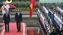 Presiden Republik Indonesia Joko Widodo atau Jokowi (kanan) dan Presiden Vietnam Vo Van Thuong (kiri) memeriksa pengawal kehormatan saat upacara penyambutan di Istana Kepresidenan, Hanoi, Vietnam, Jumat (12/1/2024). (Nhac NGUYEN/AFP)