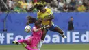 Duel Sydney Schneider kiper Jamaika dengan Ludmila asal Brasil pada penyisihan Grup C Piala Dunia Wanita 2019 di Grenoble, Prancis. (AP/Laurent Cipriani)