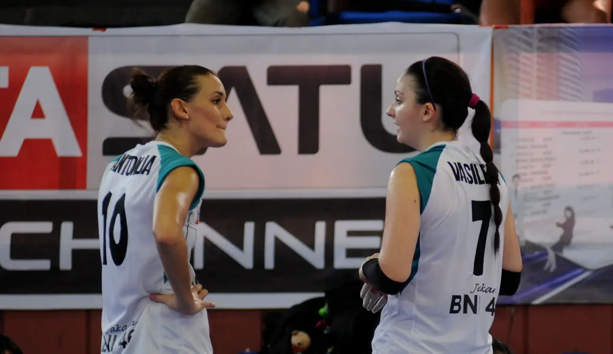 Dua pemain asing putri Jakarta BNI 46, Antonija Kaleb (kiri) berbincang dengan Ralitsa Vasileva di sela-sela laga putaran kedua pekan ketiga Pertamina Proliga 2015 di Hall A GBK Senayan, Jakarta, Jumat (20/3/2015). (Liputan6.com/Helmi Fithriansyah)