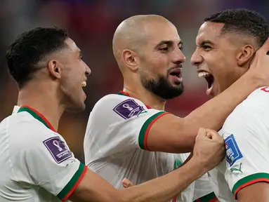 Pemain Maroko Abdelhamid Sabiri (kanan) melakukan selebrasi dengan rekan setimnya Achraf Hakimi (kiri) dan Sofyan Amrabat usai mencetak gol ke gawang Belgia pada pertandingan sepak bola Grup F Piala Dunia 2022 di Stadion Al Thumama, Doha, Qatar, 27 November 2022. Maroko mengalahkan Belgia dengan skor 2-0. (AP Photo/Christophe Ena)