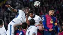 Dumfries terlibat langsung dalam ketiga gol Inter di laga ini. Dia membuat dua gol dan satu assist, kontribusi luar biasa untuk ukuran wing-back kanan. (AP Photo/Emilio Morenatti)