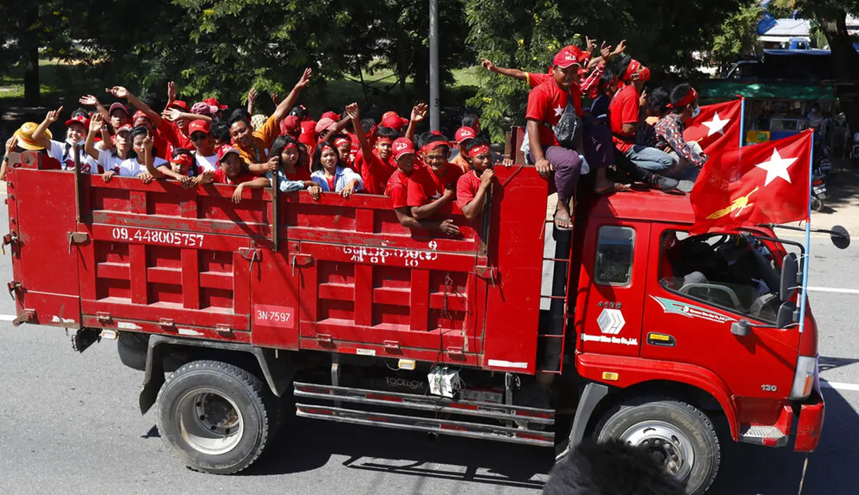 Pendukung partai National League for Democracy (NLD) pimpinan Aung San Suu Kyi menari dan bersorak di truk saat kampanye pemilihan umum bulan depan di Naypyitaw, Myanmar, Rabu (21/10/2020). (AP Photo/Aung Shine Oo)