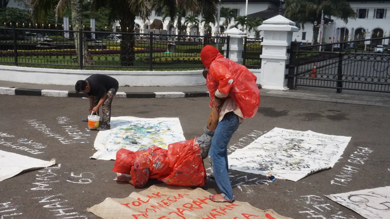Aksi teatrikal seniman Bandung atas 20 tahun reformasi di depan halaman Gedung Sate, Senin (21/5/2018)