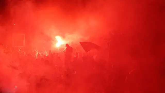 Liverpool Juara Liga Inggris, Fans Merahkan Langit Anfield