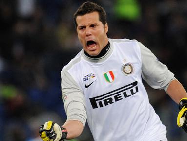 Kiper asal Brasil ini merupakan salah satu pilar utama Inter Milan saat memenangi treble pada 2010. Julio Cesar yang merupakan andalan Jose Mourinho itu juga meraih penghargaan kiper terbaik Serie A dua kali di bawah asuhannya. (AFP/Christophe Simon)