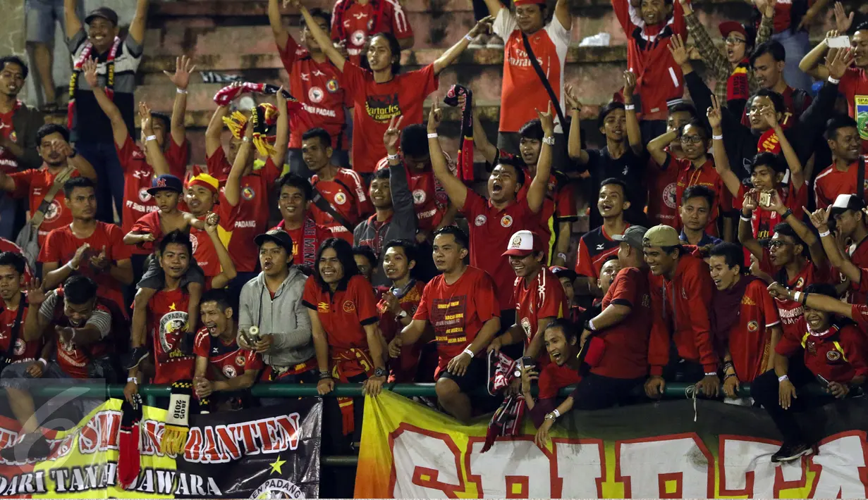 Suporter Semen Padang bersorak saat menyaksikan kemenangan tim Kabau Sirah atas Bhayangkara FC di babak 8 besar Piala Presiden 2017 di Stadion Manahan, Solo, Minggu (26/2). Semen Padang unggul 1-0. (Liputan6.com/Helmi Fithriansyah)
