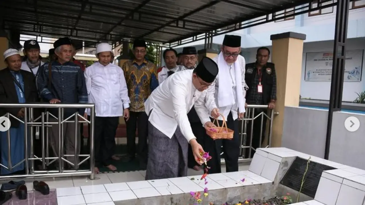 Saat melakukan safari politik ke Garut, Jawa Barat, Anies Baswedan secara mendadak mengunjungi pondok pesantren bernama Al-Musaddadiyah (Instagram/@aniesbaswedan).