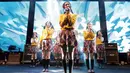 Personel JKT48 saat tampil di ajang Festival6 di Senayan Park, Jakarta, Sabtu (8/7/2023). (Liputan6.com/Helmi Fithriansyah)