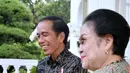 Presiden Joko Widodo (Jokowi) dan Megawati Soekarnoputri menyimak pertanyaan wartawan di bangku teras belakang Istana Merdeka, Jakarta, Senin (21/11). Jokowi menjelaskan maksud pertemuan dirinya dengan Megawati. (Biropres Kepresidenan/Laily)