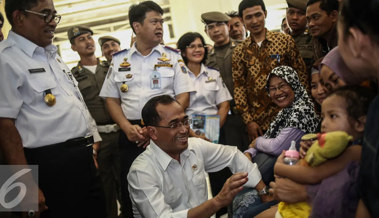 Menteri Perhubungan Budi Karya didampingi Plt Gubernur DKI Jakarta Sumarsono (Soni) berdialog dengan penumpang saat meninjau terminal terpadu Pulogebang, Jakarta, Rabu (28/12). (Liputan6.com/Faizal Fanani)