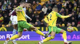 Gelandang Aston Villa Jacob Ramsey (belakang) mencetak gol ke gawang Norwich City dalam lanjutan Liga Inggris di Carrow Road, Rabu (15/12/2021) dini hari WIB. Aston Villa sukses menekuk tuan rumah Norwich City 2-0. (Joe Giddens/PA via AP)