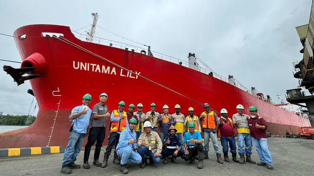 Pekerja PT Freeport Indonesia di Pelabuhan Amamapare, Kabupaten Mimika berfoto bersama pada Selasa (4/6) berlatar belakang kapal Mother Vessel (MV) Unitama Lily yang mengangkut total 22 ribu ton konsentrat tembaga. (Photo dok. PT Freeport Indonesia)