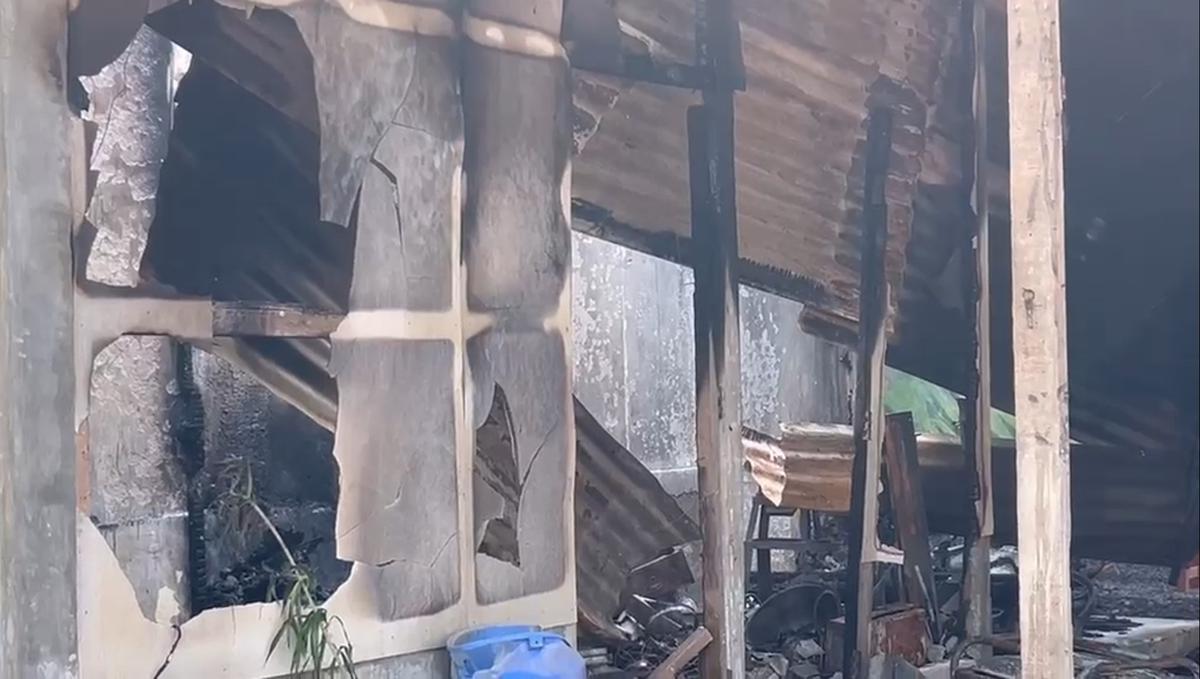 TKP Warung Mi dan Babi dibakar orang tak dikenal di Sukoharjo. (merdeka.com/arie sunaryo).