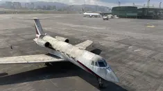 Sebuah pesawat diselimuti abu vulkanik di bandara internasional La Aurora yang telah ditutup akibat letusan di gunung berapi Pacaya di Guatemala City (23/3/2021). (AP Photo / Moises Castillo )