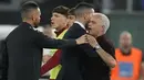 Pelatih yang sarat dengan kontroversi, Jose Mourinho kembali berulah. Juru taktik asal Portugal berusia 59 tahun yang sejak awal musim 2021/2022 membesut AS Roma di Liga Italia ini baru saja mendapatkan kartu merah di pekan ke-7 Serie A 2022/2023 saat AS Roma menjamu Atalanta, Minggu (18/9/2022). (AP/Andrew Medichini)