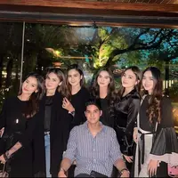 Potret Al Ghazali saat buka bersama bareng pemain Little Mom series (Sumber: Instagram/@alghazali7)