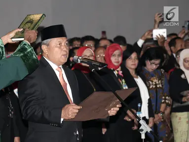 Perry Warjiyo diambil sumpah jabatan saat dilantik sebagai Gubernur BI di Gedung Mahkamah Agung, Jakarta, Kamis (24/5). Perry resmi menjabat sebagai Gubernur BI menggantikan Agus Martowardojo yang habis masa jabatannya. (Merdeka.com/Iqbal Nugroho)