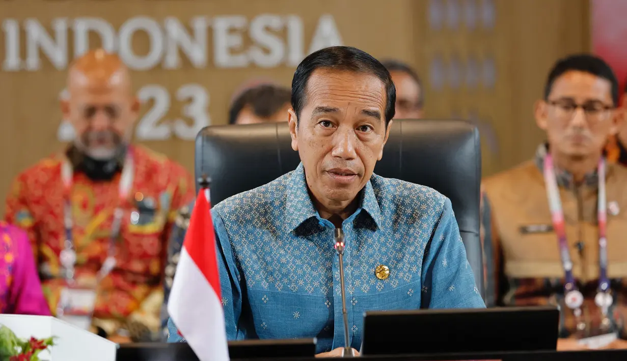 Presiden Joko Widodo atau Jokowi tampak mengenakan tenun berwarna biru. (Photo by WILLY KURNIAWAN / POOL / AFP)