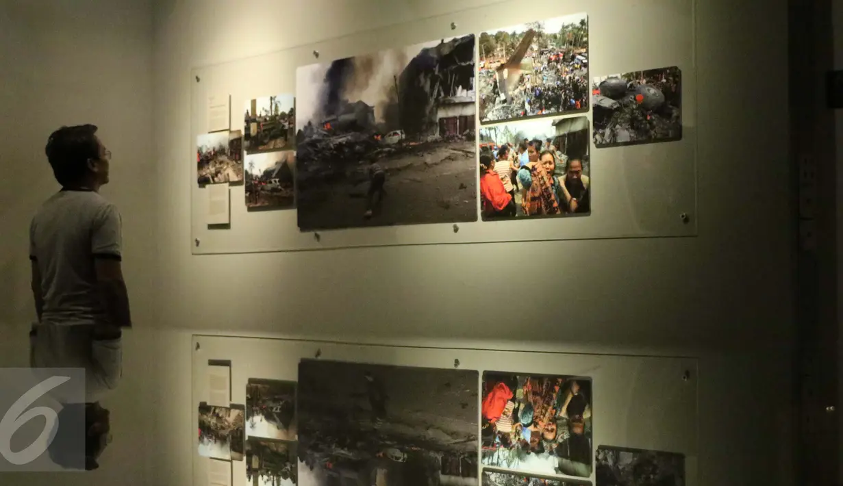 Pengunjung memperhatikan karya foto pada Roadshow pameran foto APFI di Galeri Foto Jurnalistik Antara, Jakarta, Minggu (9/10). APFI adalah bentuk penghargaan bagi foto-foto jurnalistik terbaik Indonesia yang digelar tahunan. (Liputan6.com/Gempur M. Surya)