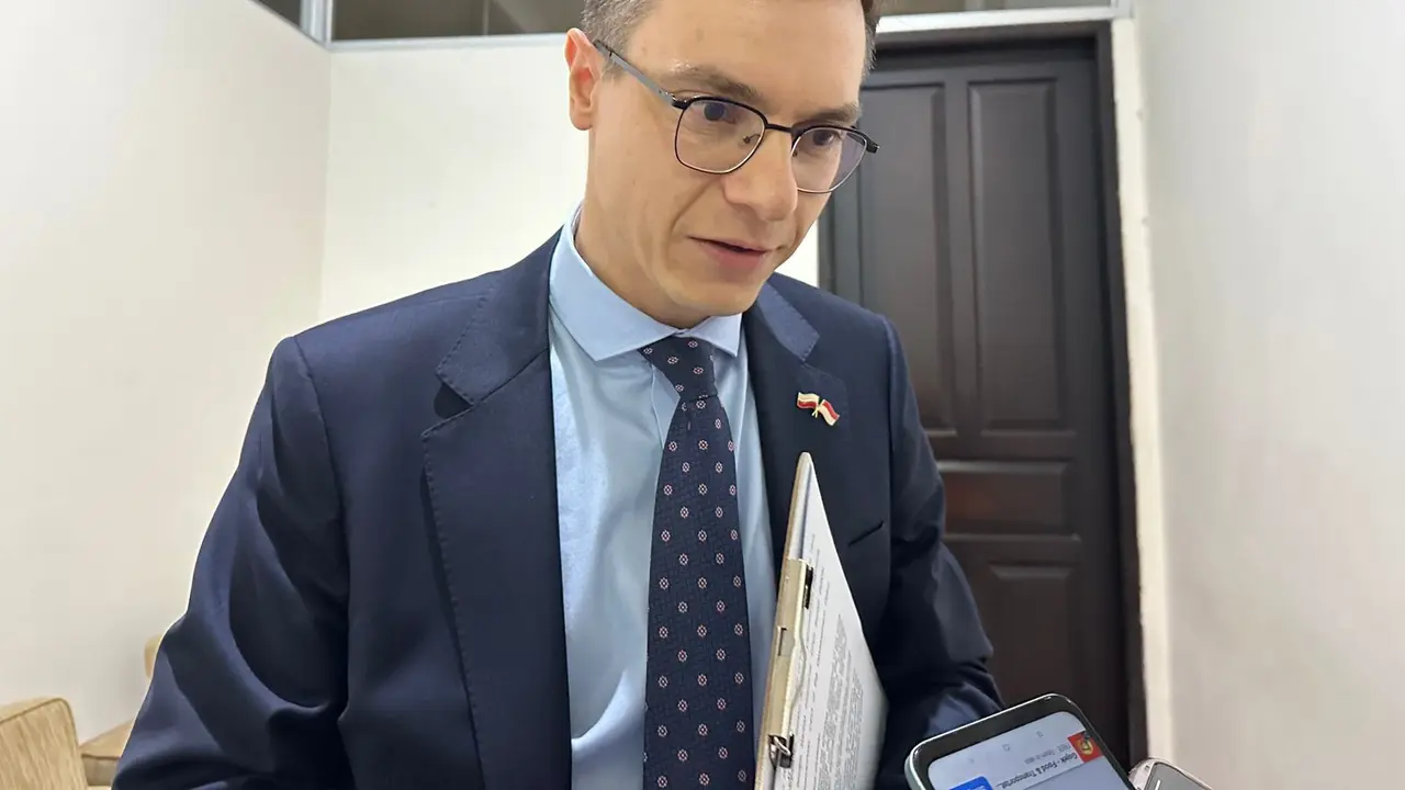 Charge D' Affairs Kedutaan Besar Polandia Maciej Tumulec saat ditemui sejumlah media, Jumat (17/1/2025). (Liputan6.com/Benedikta Miranti)