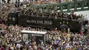 Puluhan ribu suporter Der Panzer berkerumun di tepi sungai Spree, Berlin, (15/7/2014), untuk menyambut kedatangan pemain Timnas Jerman usai menjuarai Piala Dunia 2014. (REUTERS/Steffi Loos)