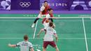 Pebulu tangkis ganda putra Indonesia, Fajar Alfian/Rian Ardianto berfoto berusaha mengembalikan kok ke arah pasangan Jerman, Mark Lamsfuss/Marvin Seidel pada Grup C cabang olahraga bulu tangkis Olimpiade Paris 2024 di Porte de la Chapelle Arena, Paris, Pancis, Sabtu (27/07/2024). (Dok. NOC Indonesia/Naif Muhammad Al’as)
