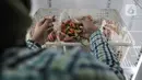 Pekerja menyiapkan paket cabai rawit merah yang siap dijual dalam Pasar Cabai Murah di Pasar Mitra Tani Klender, Duren Sawit, Jakarta, Rabu (10/3/2021). Pasar Cabai Murah tersebut menjual cabai rawit Rp38.000 hingga Rp49.000 per setengah kilogram. (merdeka.com/Iqbal S Nugroho)
