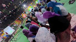 Pihak SCM Group selaku penyelenggara lomba hias Kampung Piala Dunia 2022 mengumumkan langsung para pemenang sesaat sebelum pertandingan final Piala Dunia 2022 antara Argentina melawan Prancis. (Dokumentasi warga Cluster Cemara)