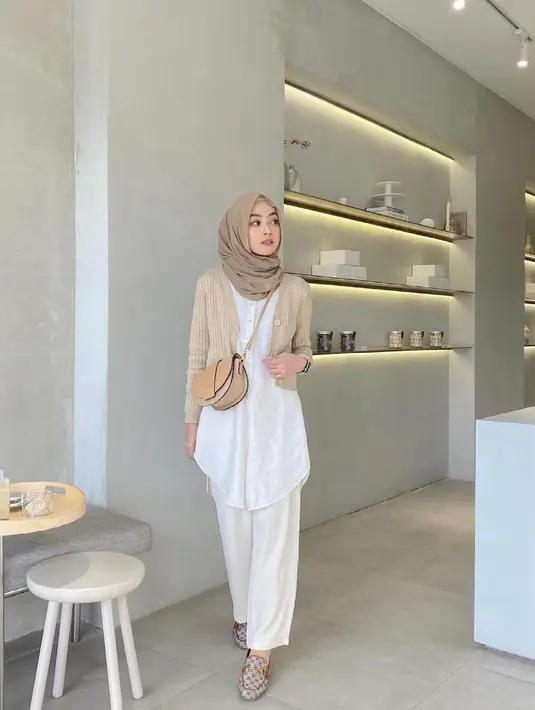 Kombinasi crop cardigan dengan kemeja dan kulot putih bisa bikin look-mu stand out! (Instagram/meiraniap).